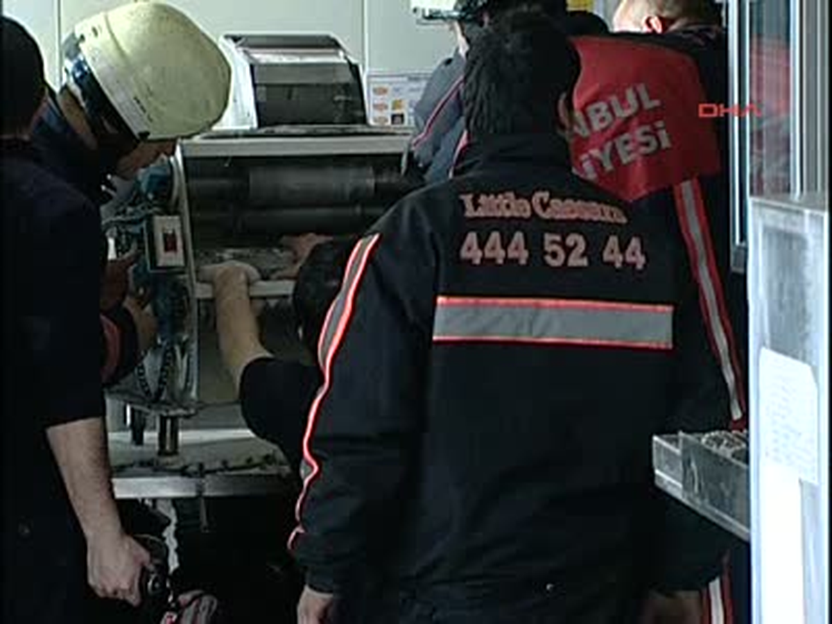 Elini Hamur Açma Makinesine Kaptırdı