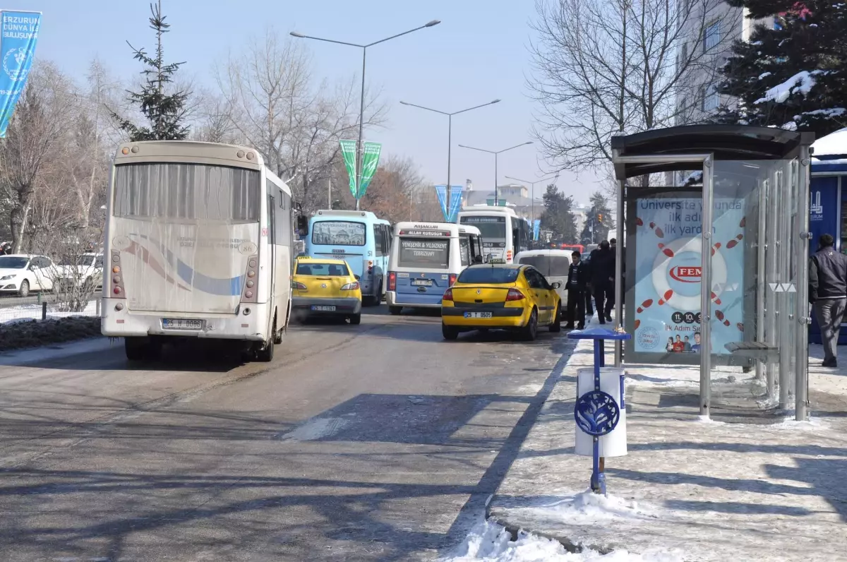 Erzurum\'daki Sibirya Soğukları Otobüsleri Dondurdu