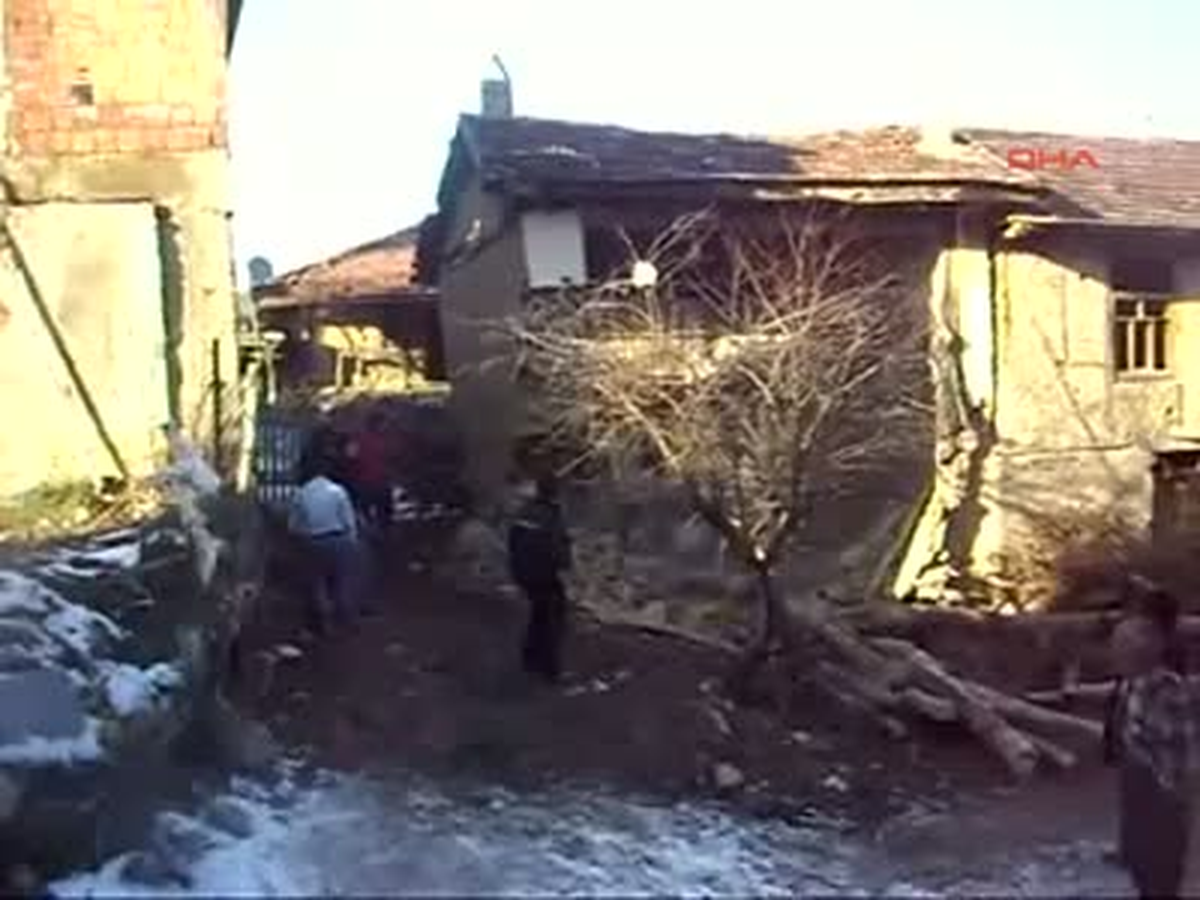 Evi Yıkmaya Çalışırken, Altında Kalıyorlardı