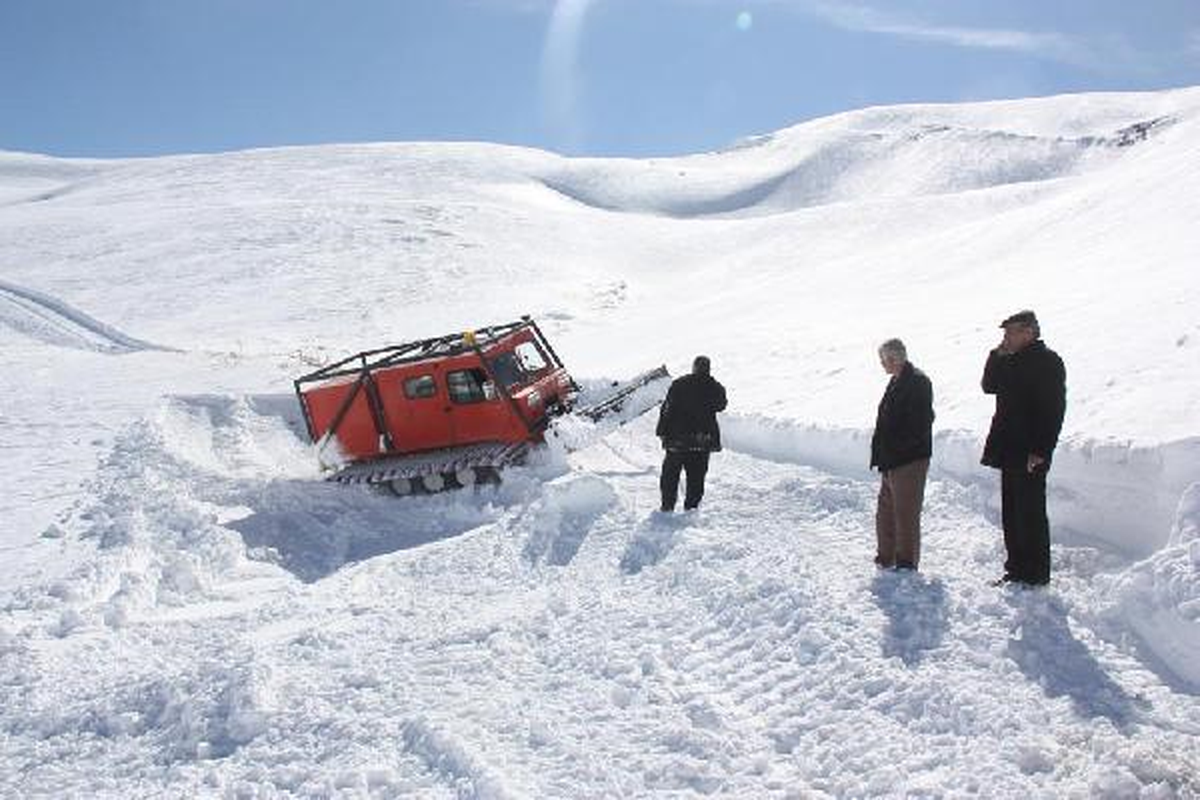 Hakkari\'de Kar Geçit Vermiyor