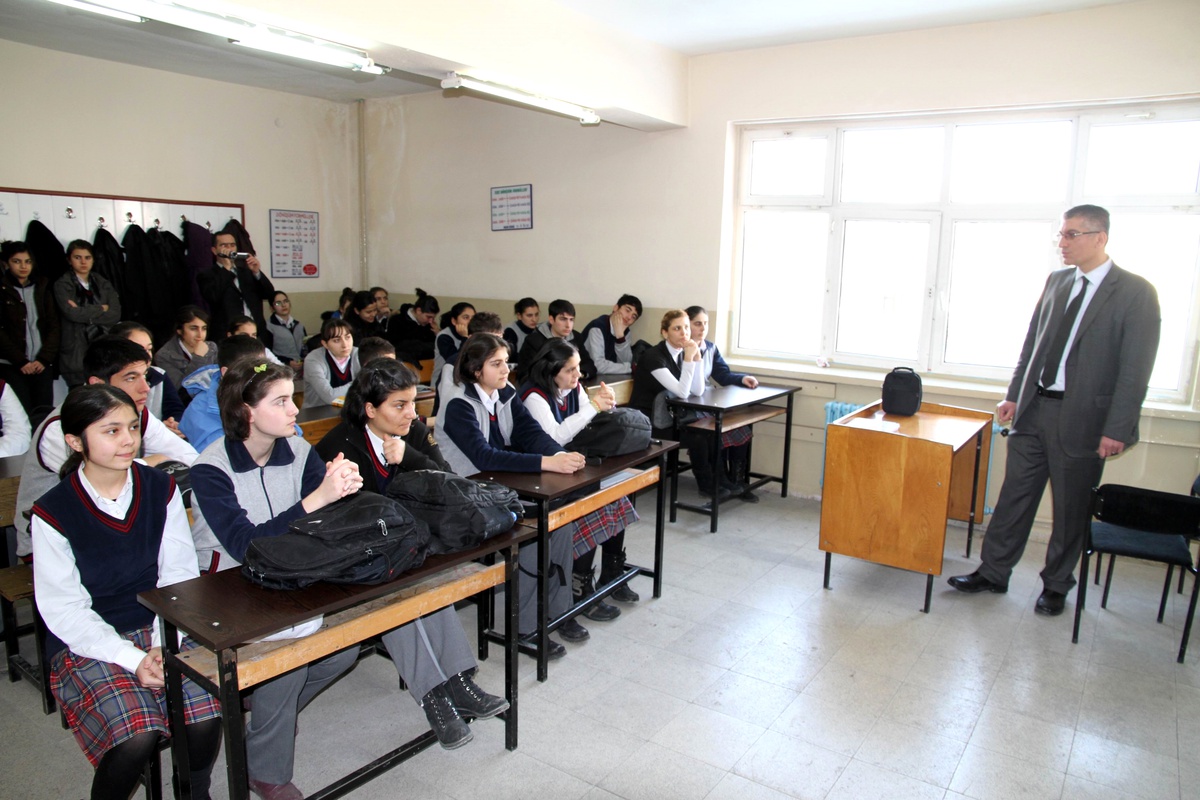 İl Halk Kütüphanesi Sırası Dışı Okur Arıyor