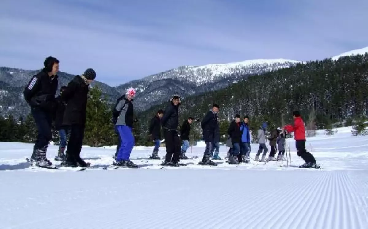 Ilgaz\'da Başarılı Öğrencilere Kayak Eğitimi