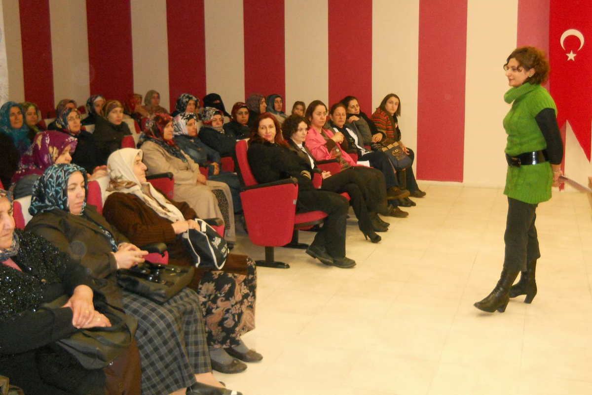İzmit\'te Kursiyerlere Aile İçi İletişim Eğitimleri Veriliyor