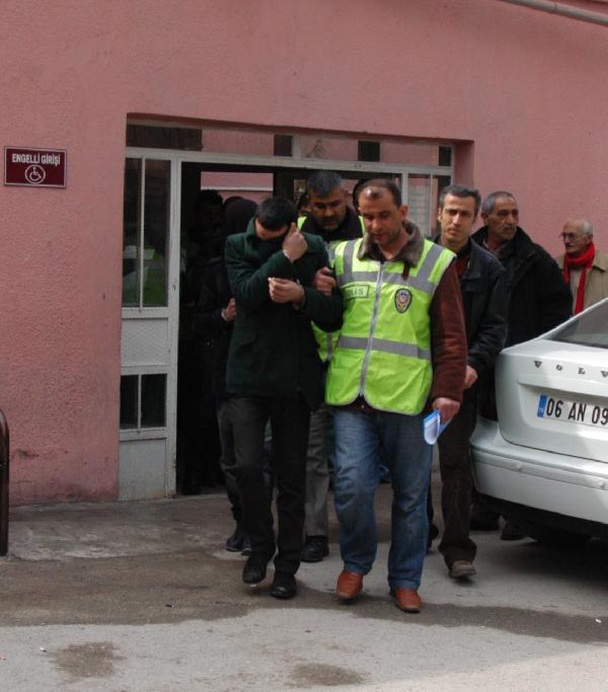 Kavga Edip Karakola Gidince, Kuyumcu Soygununa Karıştıkları Ortaya Çıktı