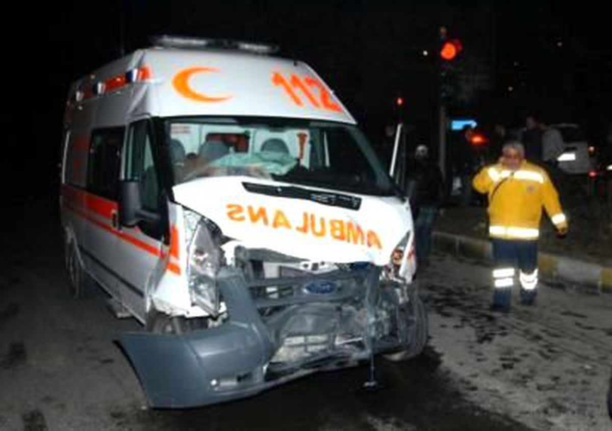 Kavşaktan Çıktı Ambulansla Çarpıştı