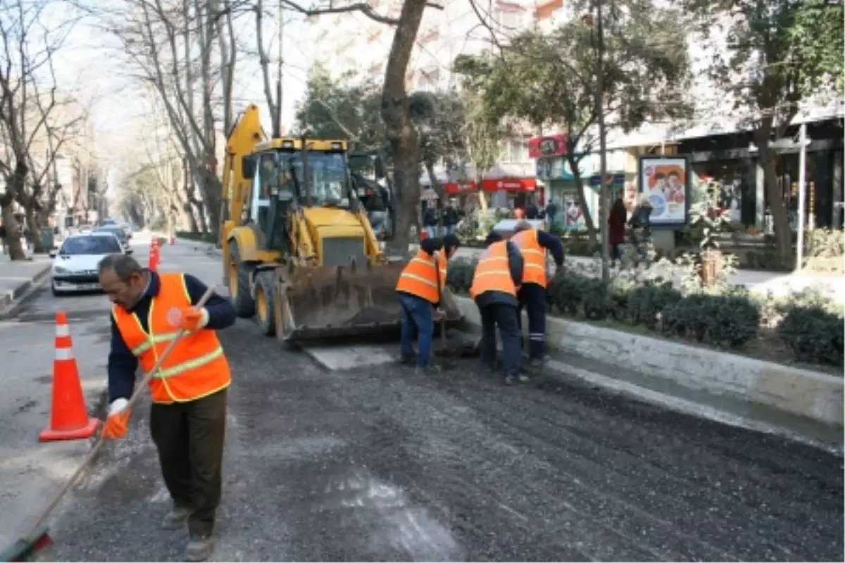 Kent Merkezinde Bozulan Yollar Tamir Ediliyor