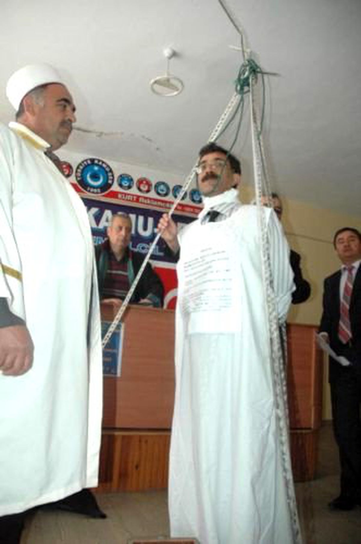 Memurdan Hükümete İdam Sehpalı Tepki