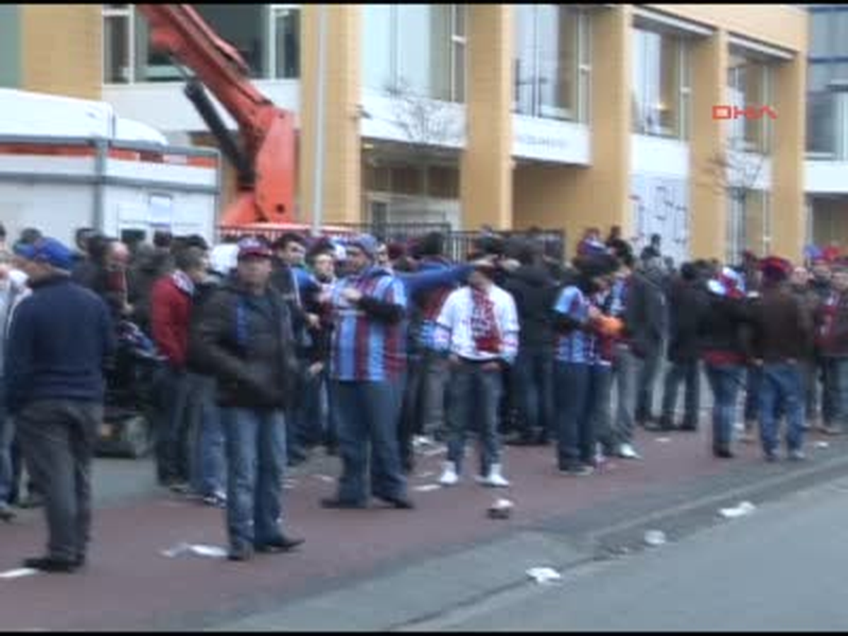 Phılıps Stadı Çevresinde "Bize Her Yer Trabzon" Tezahüratları