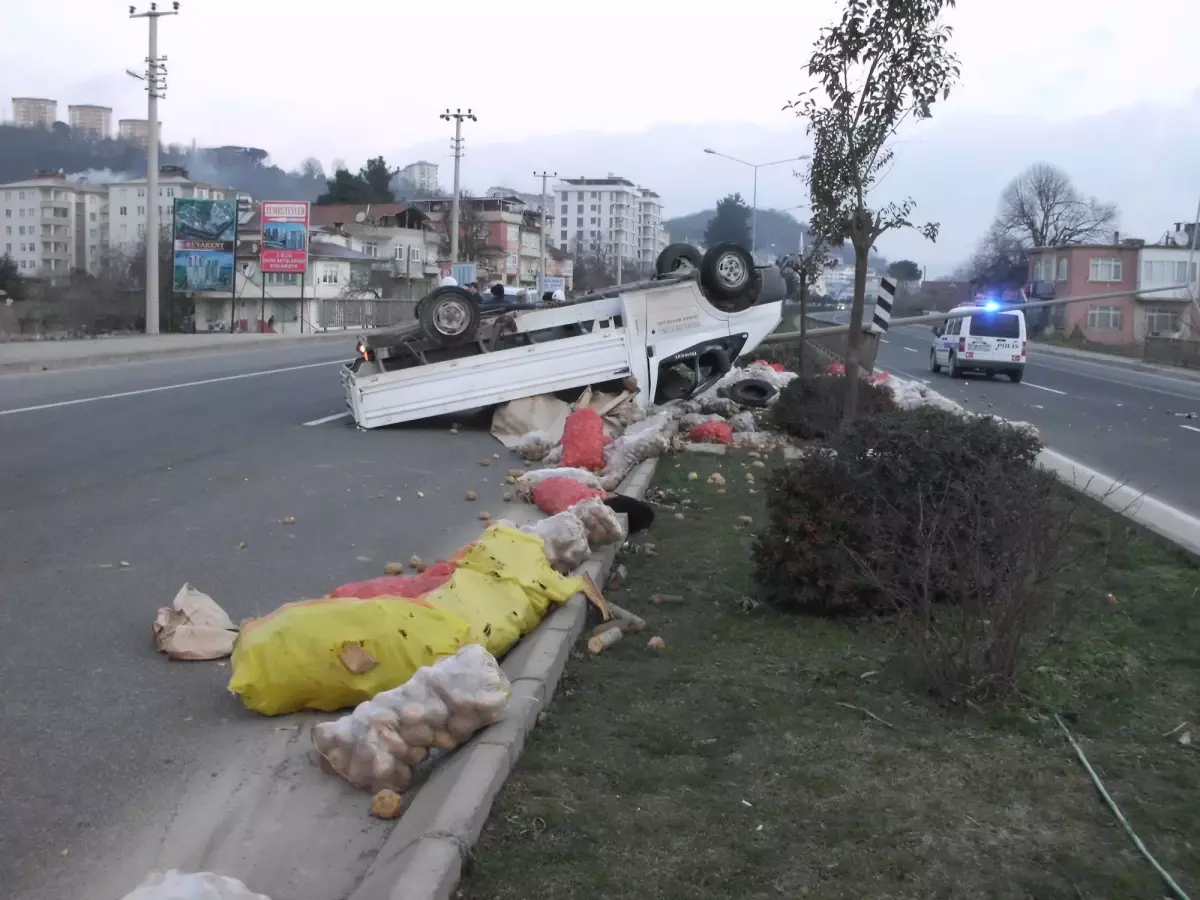 Sebze Yüklü Kamyonet Takla Attı