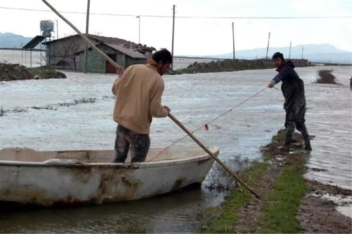 Sel Suları Altında Kalan Evlerine Tekne ile Gidip Geliyorlar