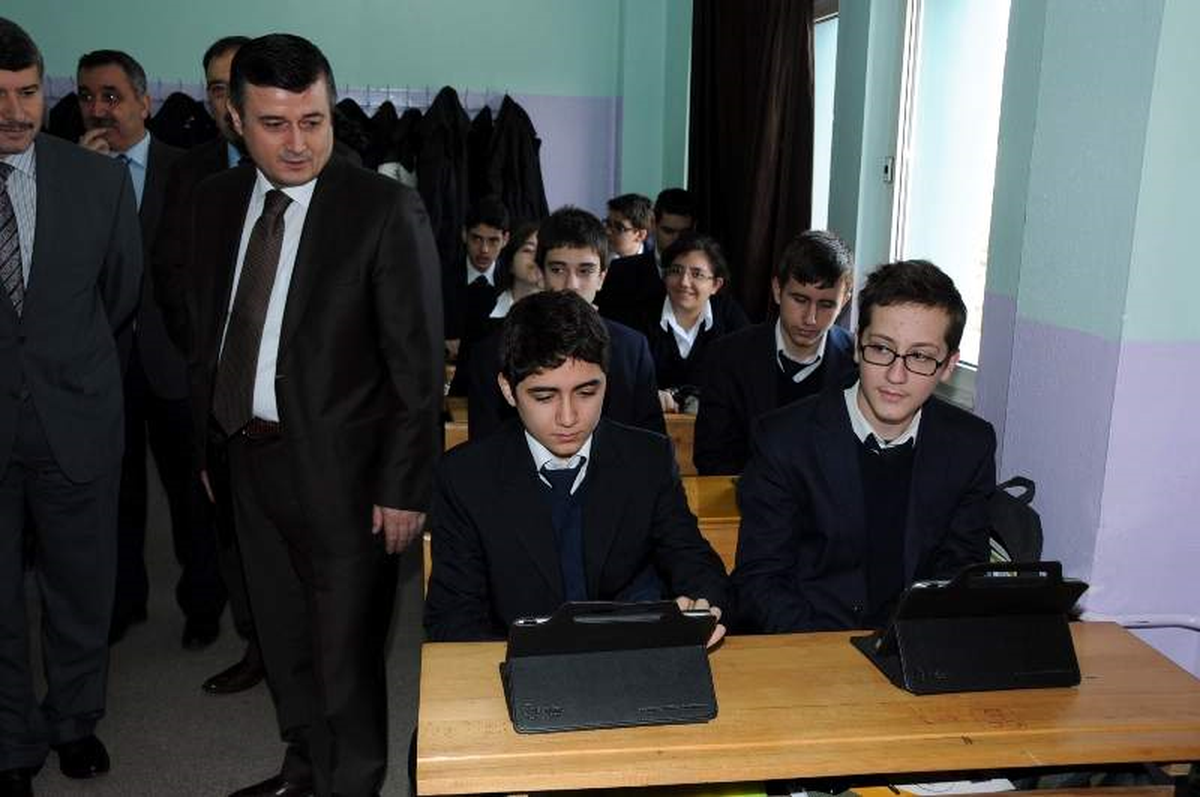Vali Arslan Tablet Bilgisayarlı Sınıfta Ders Dinledi