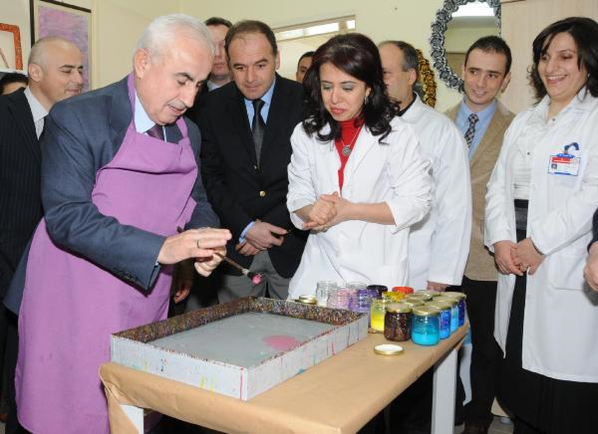 Vali Şahin Açtığı Ruh Sağlığı Merkezi\'nde, Ebru Yaptı