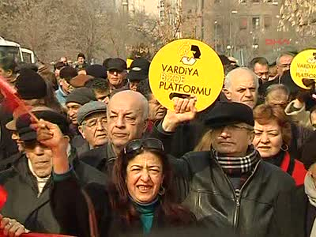 "Vardiya Bizde Platformu" Topladıkları İmzaları CHP\'ye Teslim Etti