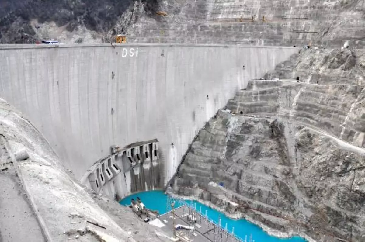 24 Yılda Biten Deriner Barajı, Su Tutmaya Başladı