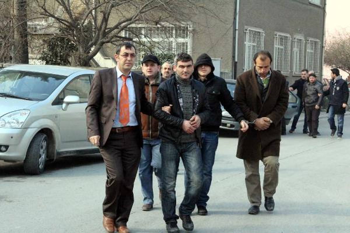 Adapazarı\'nda Çek- Senet Çetesine Darbe; 5 Gözaltı