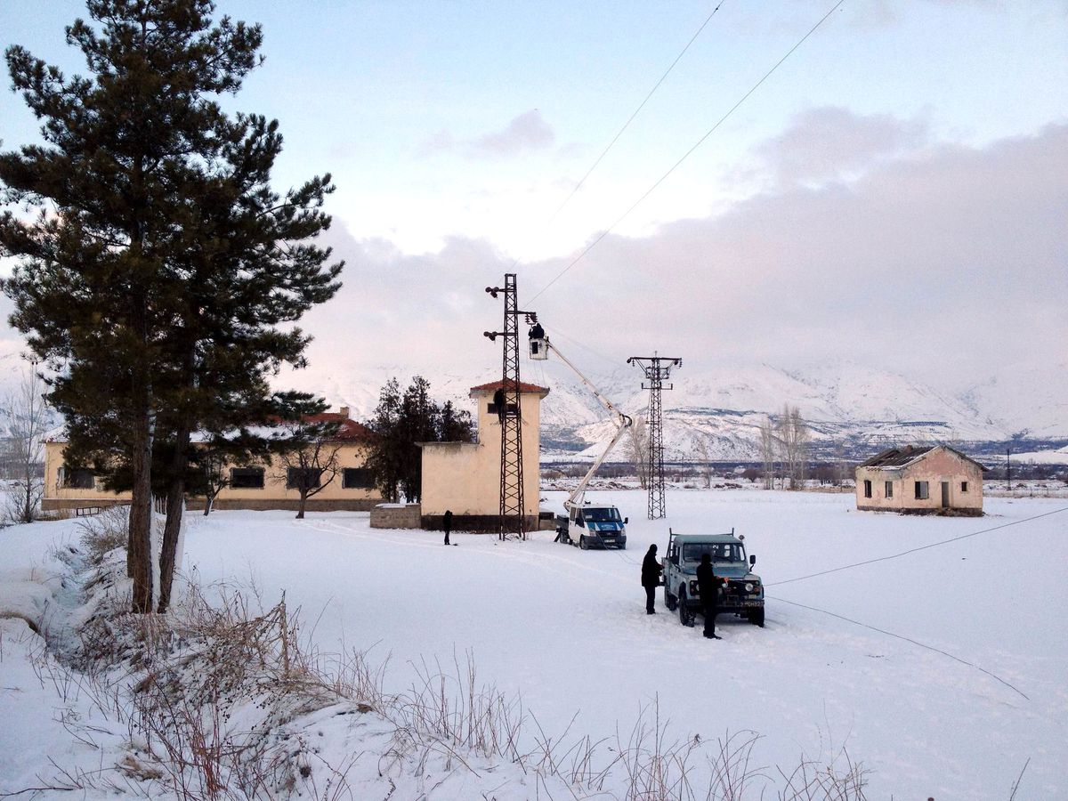 Aras Tedaş Ekipleri Enerji Hatlarında Oluşan Arızaları Gideriyor