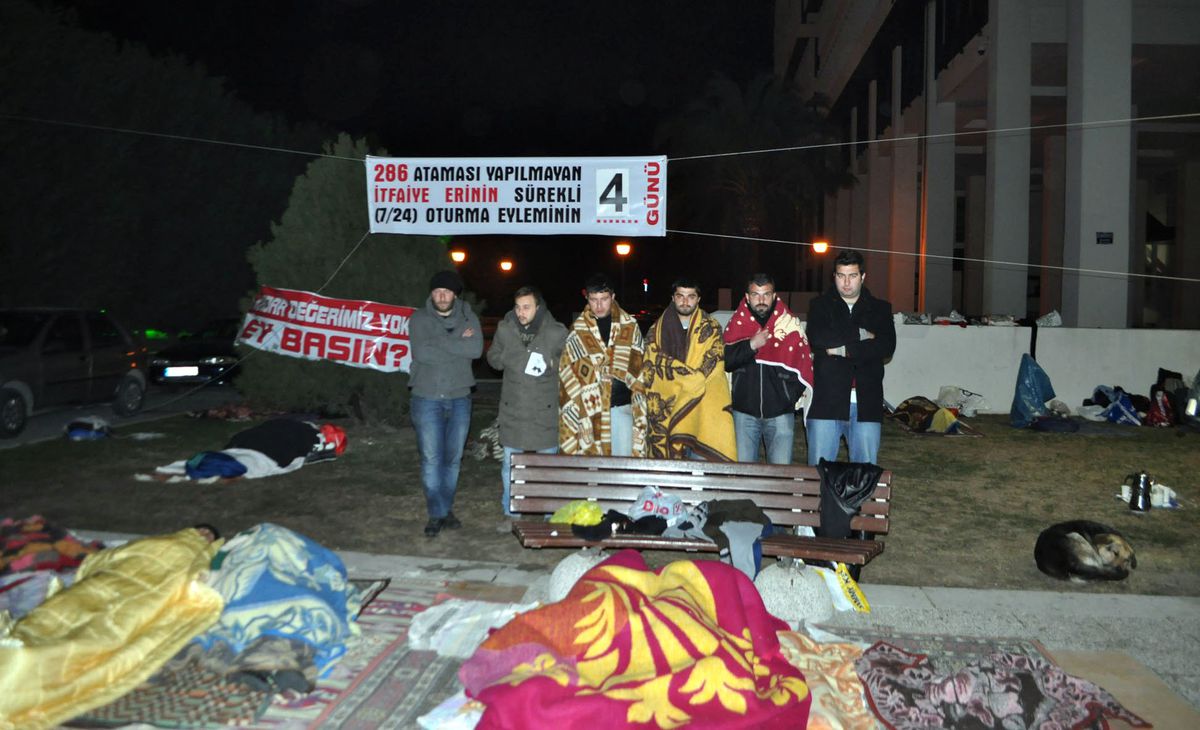 Atanmayan İtfaiye Erlerinden Oturma Eylemi