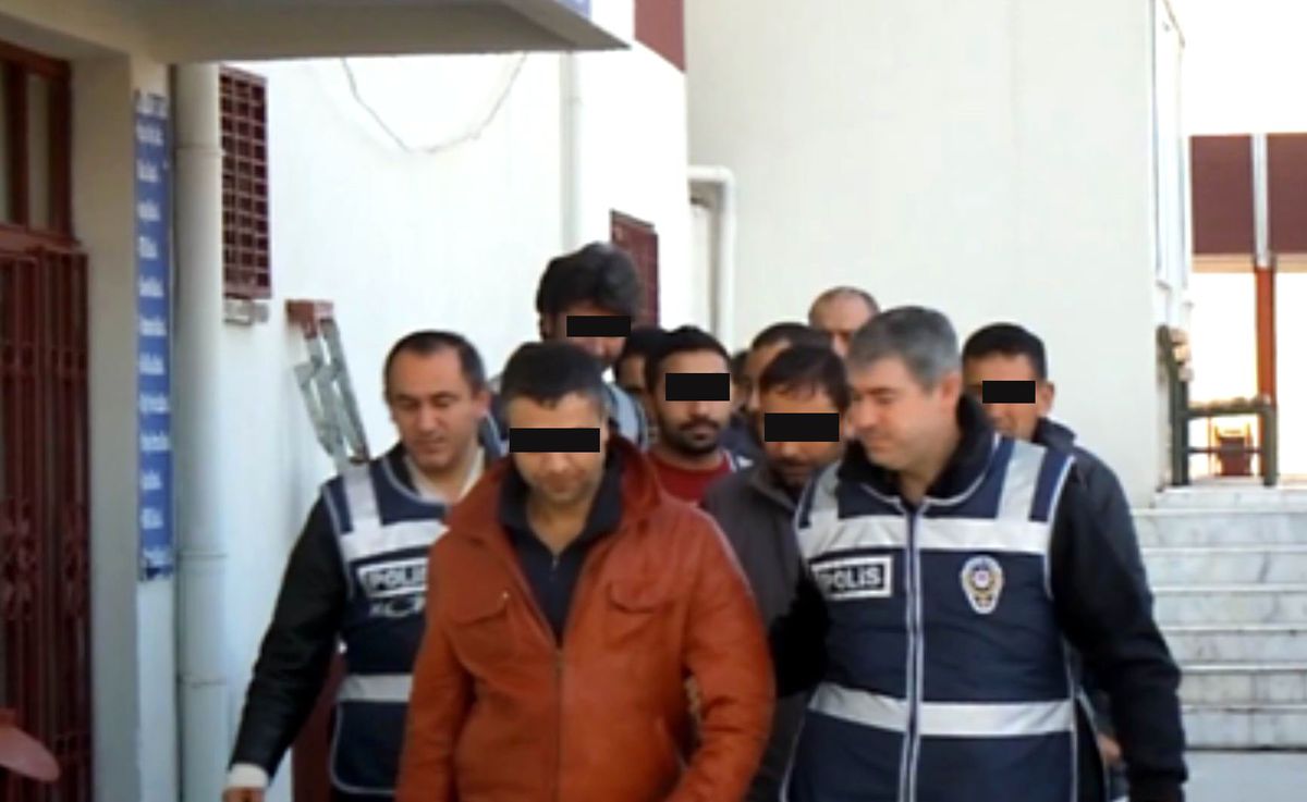 Ayvalık'ta Polis 1 Ton Kaçak Tütün Ele Geçirdi