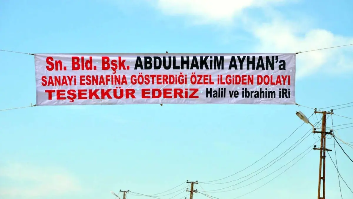 Başkan Ayhan\'a Esnaf Pankartla Teşekkür Etti