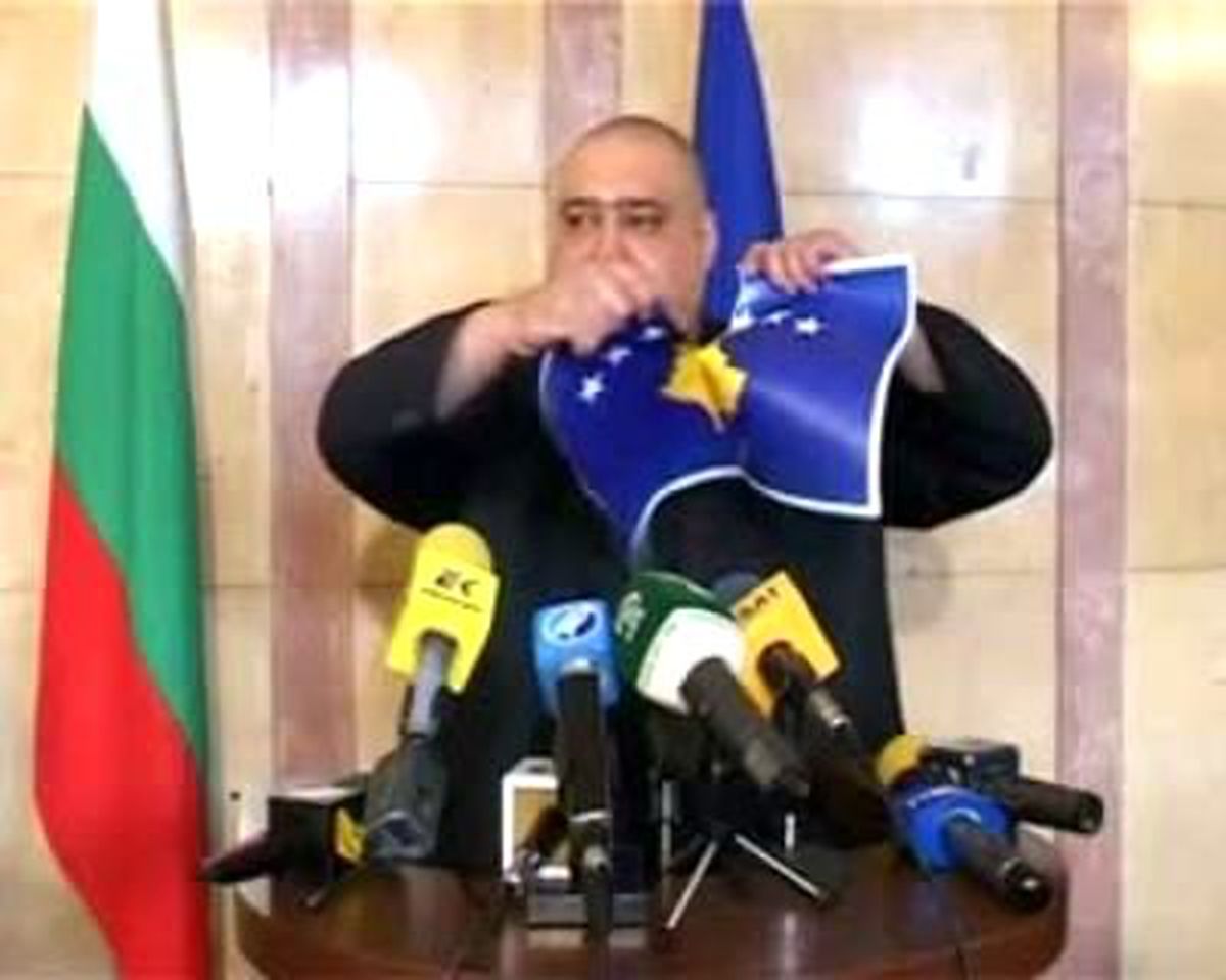 Bulgar Milletvekili Chernev, Basın Toplantısında Kosova Bayrağını Yırttı