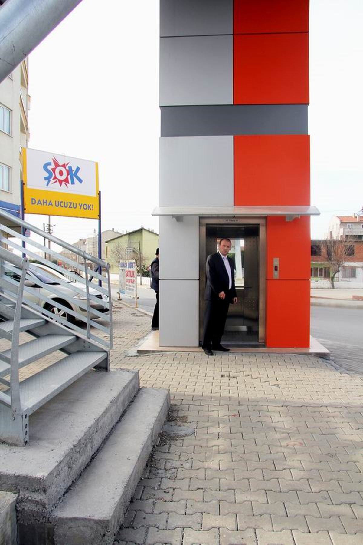 Burhaniye\'de Üst Geçide Asansör Yapıldı