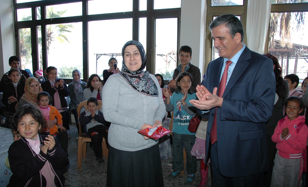 Depremzede Kadınların Okuma-Yazma Sevinci