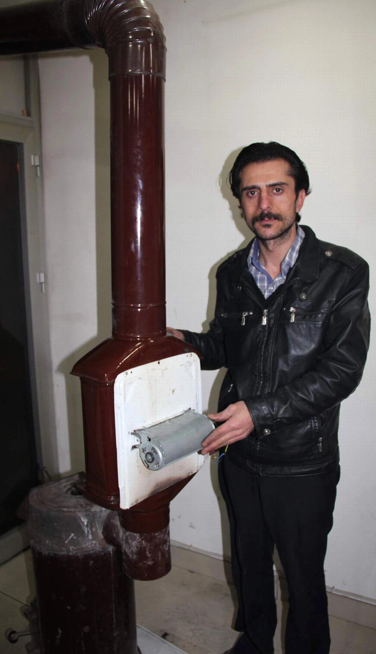 Erzurumlu Vatandaş İşyerindeki Sobaya Fan Takarak Isı Kaybının Önüne Geçti