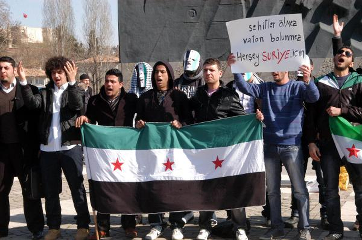 Esad\'ı Protesto Eden Suriyelilerin Bazıları Maske Taktı