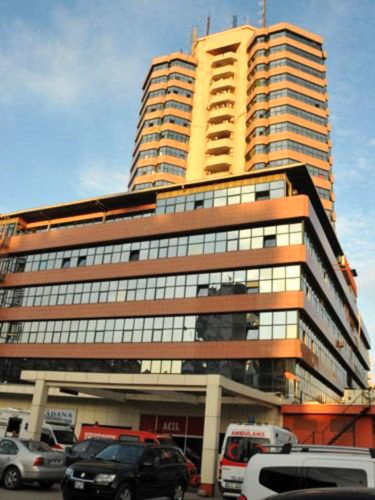 Eşi Terk Edince 20 Katlı İş Merkezinde İntihara Kalkıştı