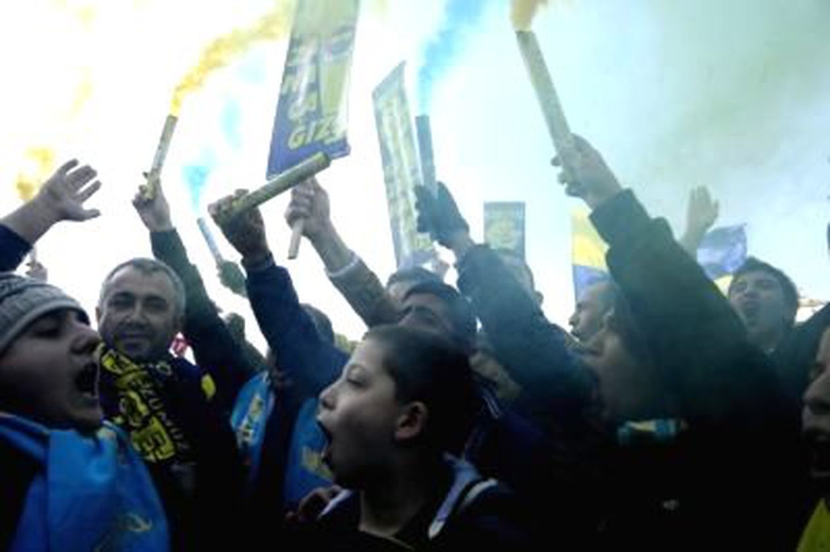 Fenerbahçeli Taraftarlar Basın Mensuplarına Saldırdı