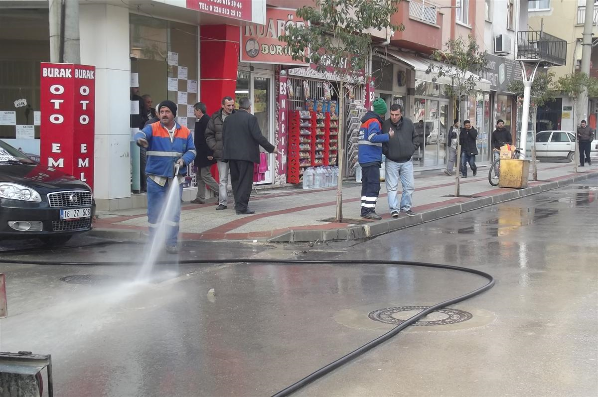 Gemlik\'te Sokaklar Yıkanıyor