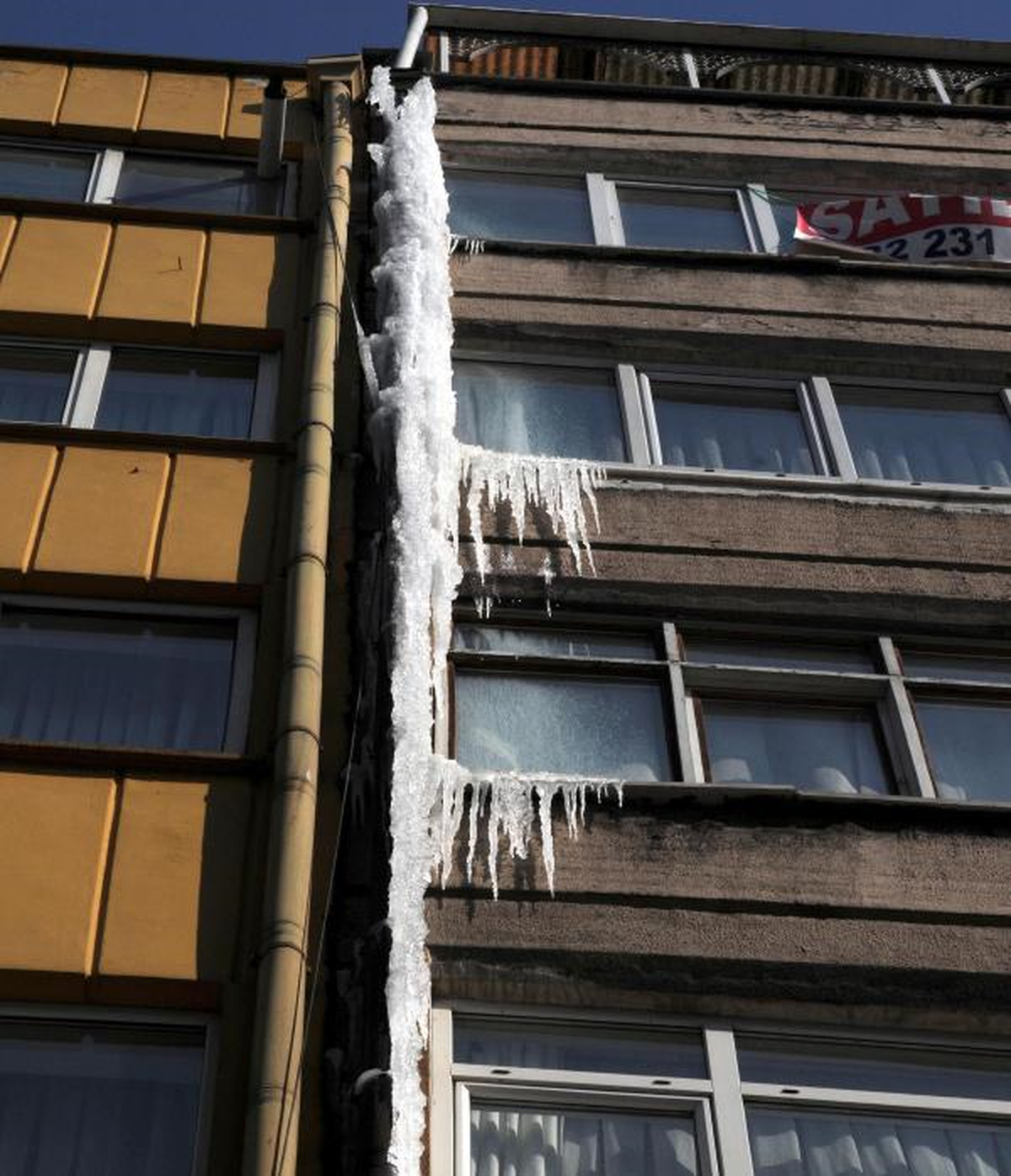 İtfaiyeciler, 5 Katlı Apartmandaki Buz Sarkıtlarını Kırdı
