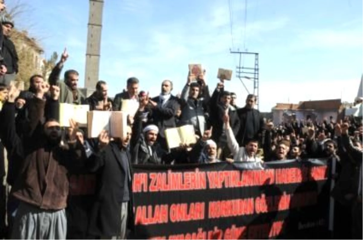Kabil\'de "Kur\'an-I Kerim" Yakma Protestosu