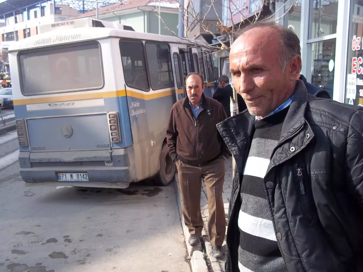 Kırıkkale'de Freni Patlayan Minibüs Elektrik Direğine Çarparak Durdu
