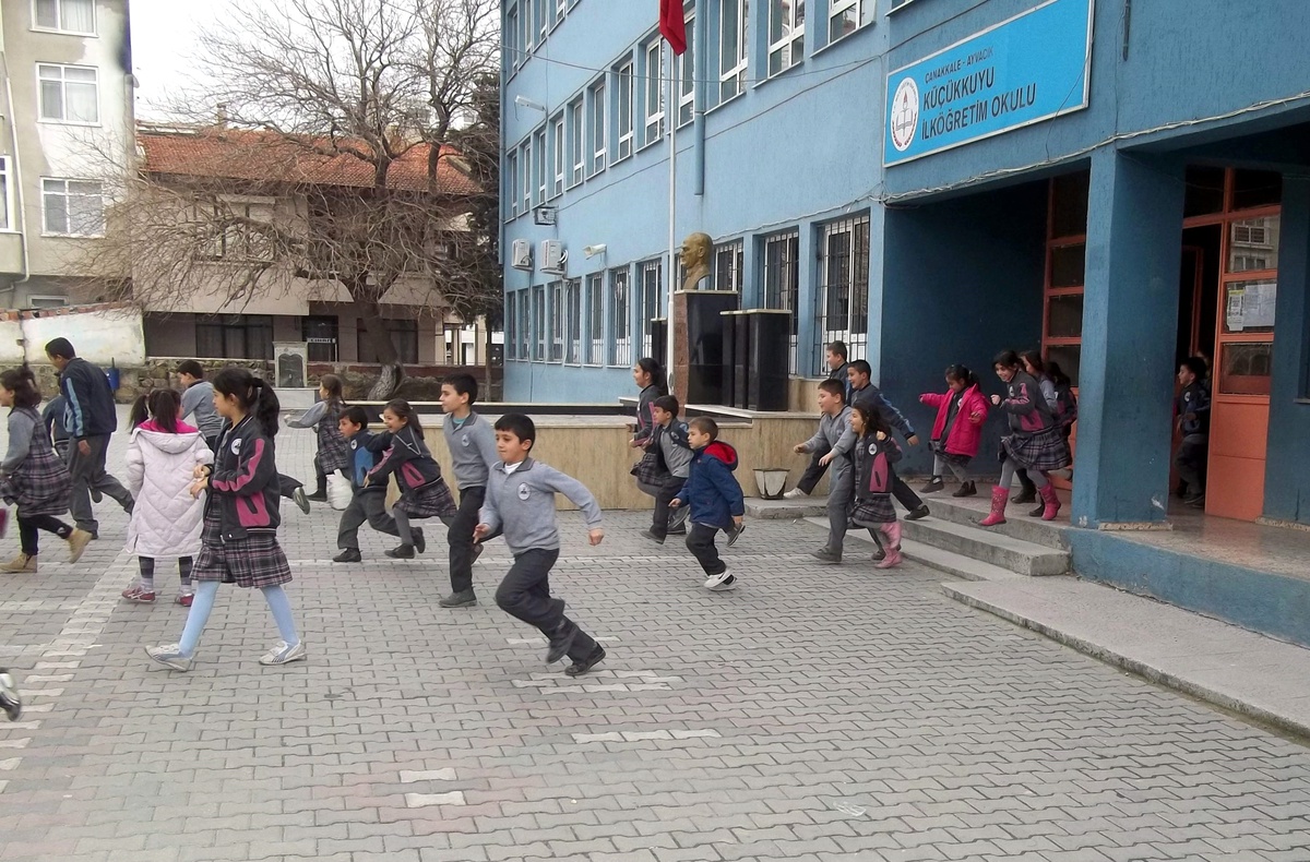Küçükkuyu İlköğretim Okulu'nda Deprem ve Yangın Tatbikatı