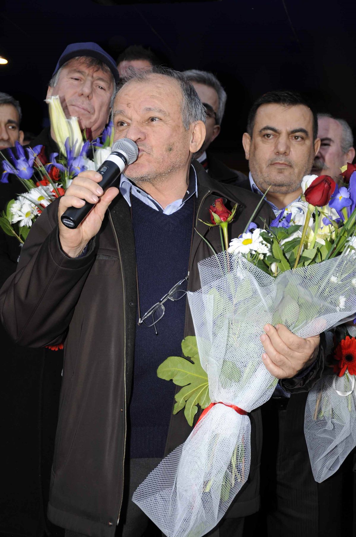 Kuşadası\'nda Serbest Bırakılan Belediye Çalışanlarına Miting Gibi Karşılama