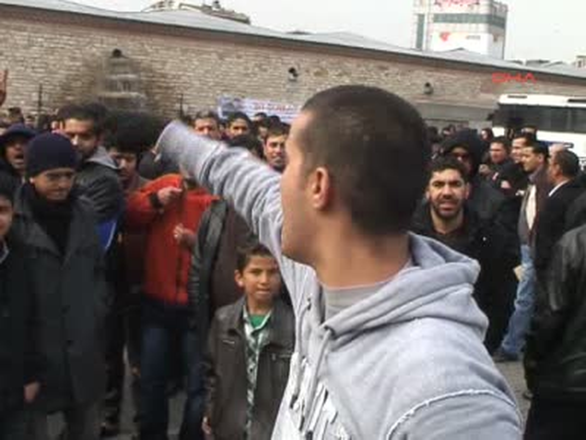 Libyalı Muhalifler Taksim Meydanı\'nda İsyan Bayrağı Açtı
