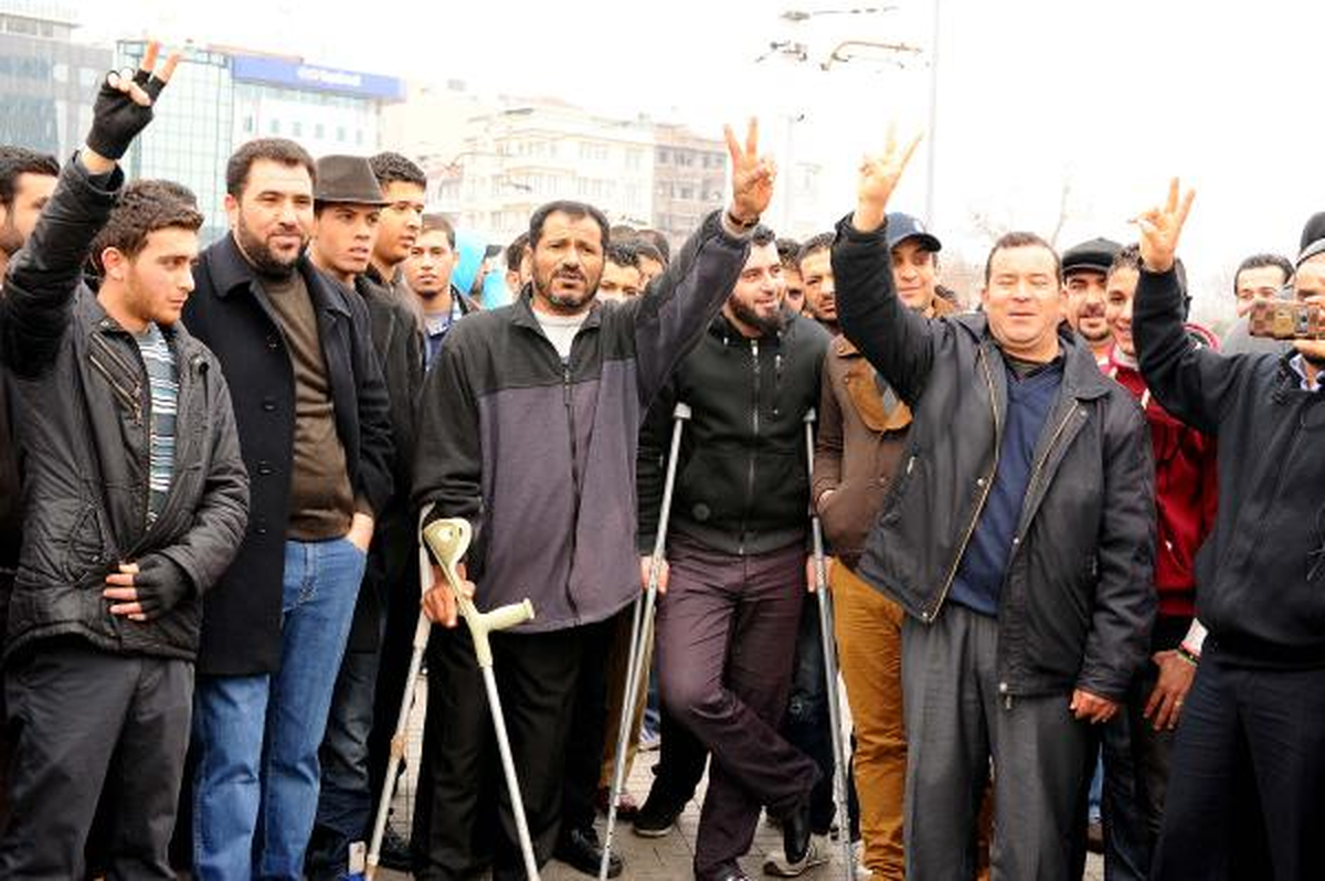 Libyalı Muhalifler Taksim Meydanı\'nda İsyan Bayrağı Açtı