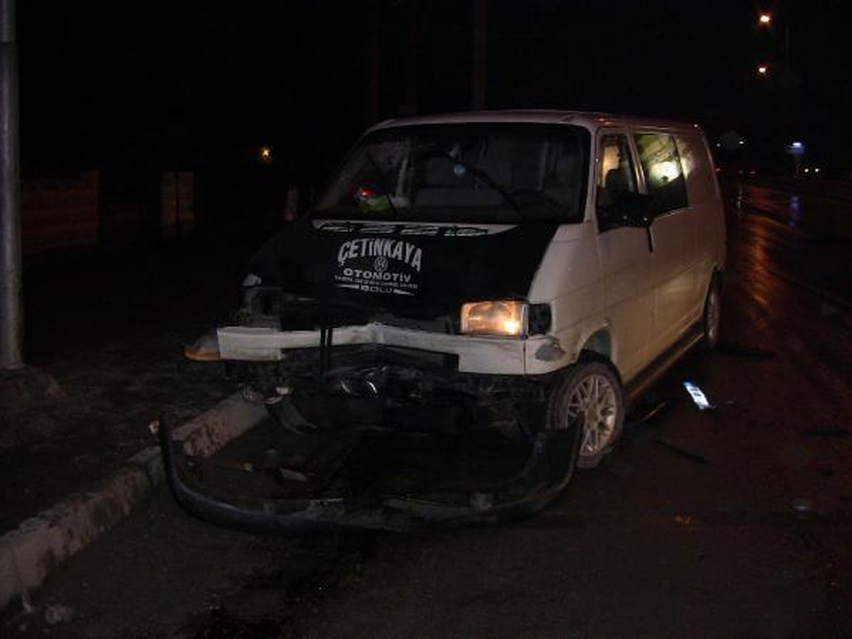 Minibüs Kargo Aracına Çarptı: 3 Yaralı