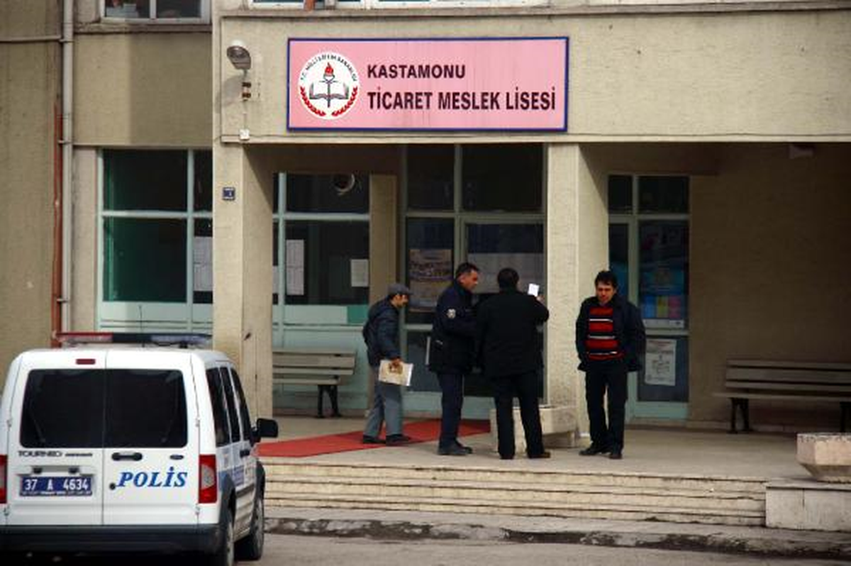 Sigara İçmemesi İçin Uyardığı Öğrencisi Bıçakladı
