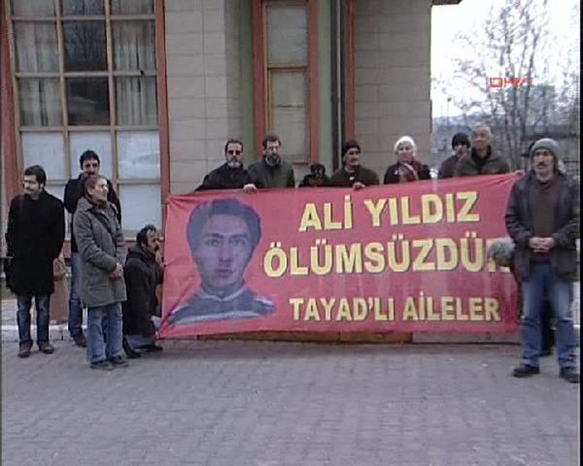 Toplu Mezardan Çıkan Kardeşinin Kemiklerini Adli Tıp'tan Aldı