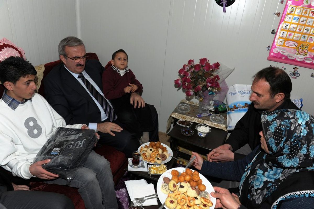 Vali Karaloğlu, Konteyner Kent Sakinlerini Ziyaret Etti