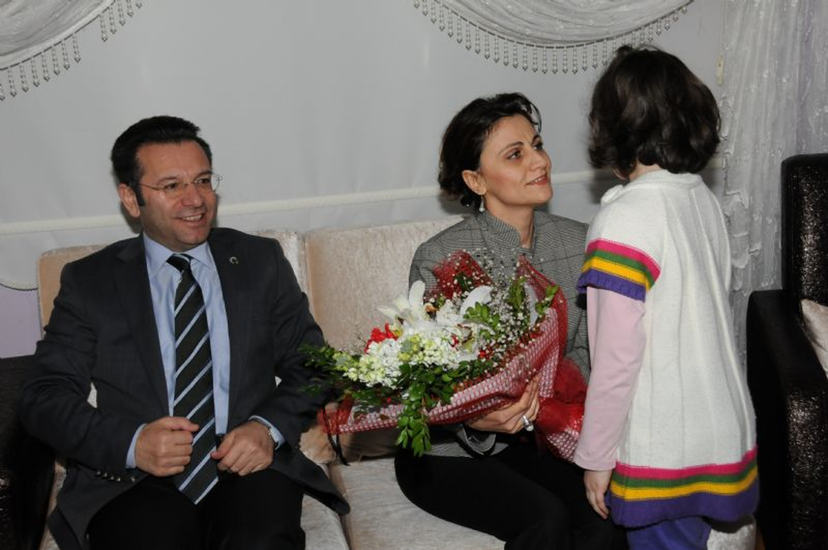 Vali ve Eşinden Çocuk Evine Ziyaret