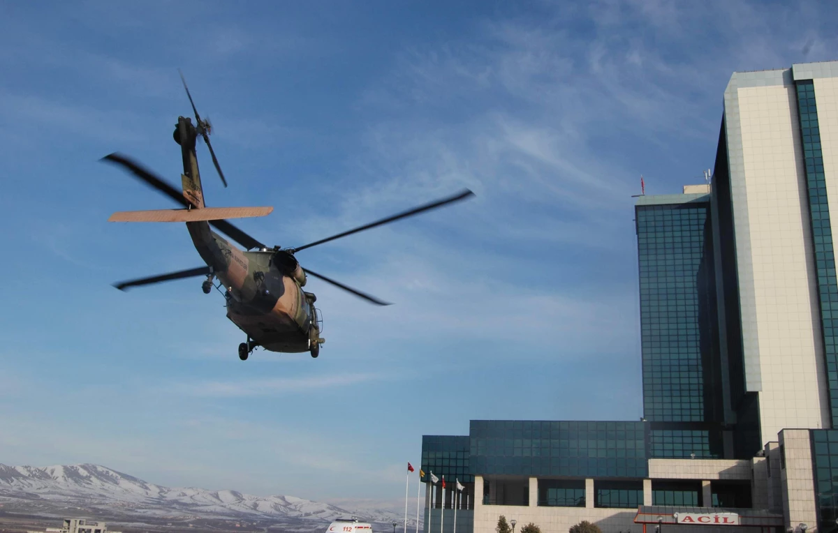 Yolu Kapalı Olan Köydeki Hastaya Askeri Helikopterle Ulaşıldı