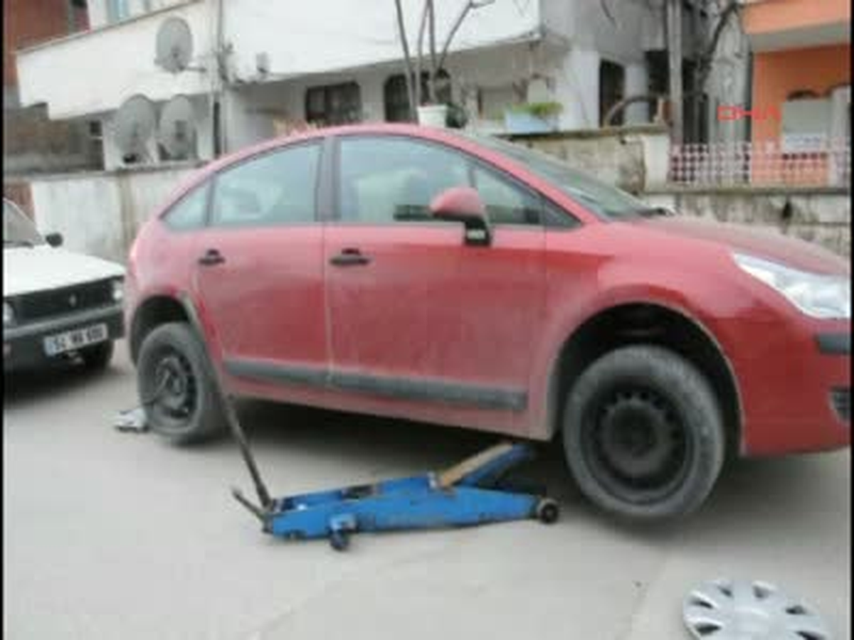Akyazı\'da Bir Gecede 18 Otomobilin Lastikleri Şişlendi