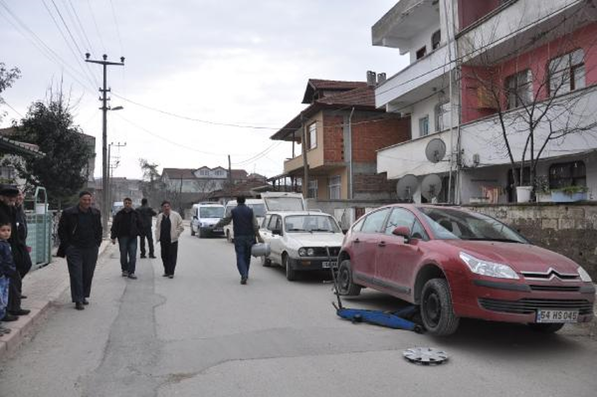 Akyazı\'da Gece 18 Otomobilin Lastikleri Kesildi