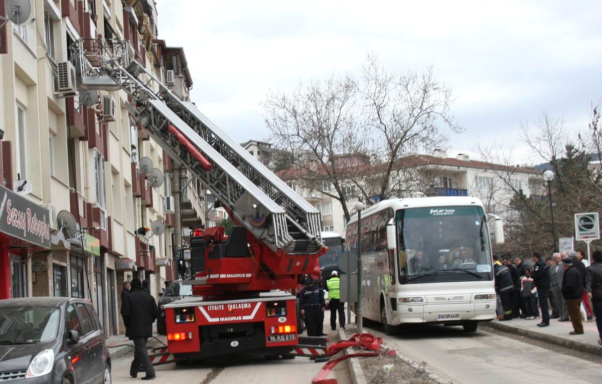 Alevler Arasındaki Engelli Çocuğu İtfaiye Ekibi Kurtardı