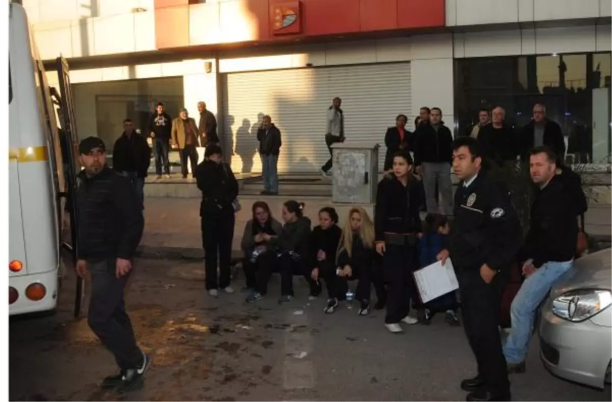 Çöp Kamyonu Servis Midibüsüne Çarptı: 10 Yaralı