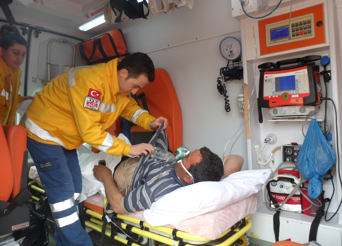 Demirci\'de Kalp Krizi Geçiren Hasta Hava Ambulansıyla Sevk Edildi