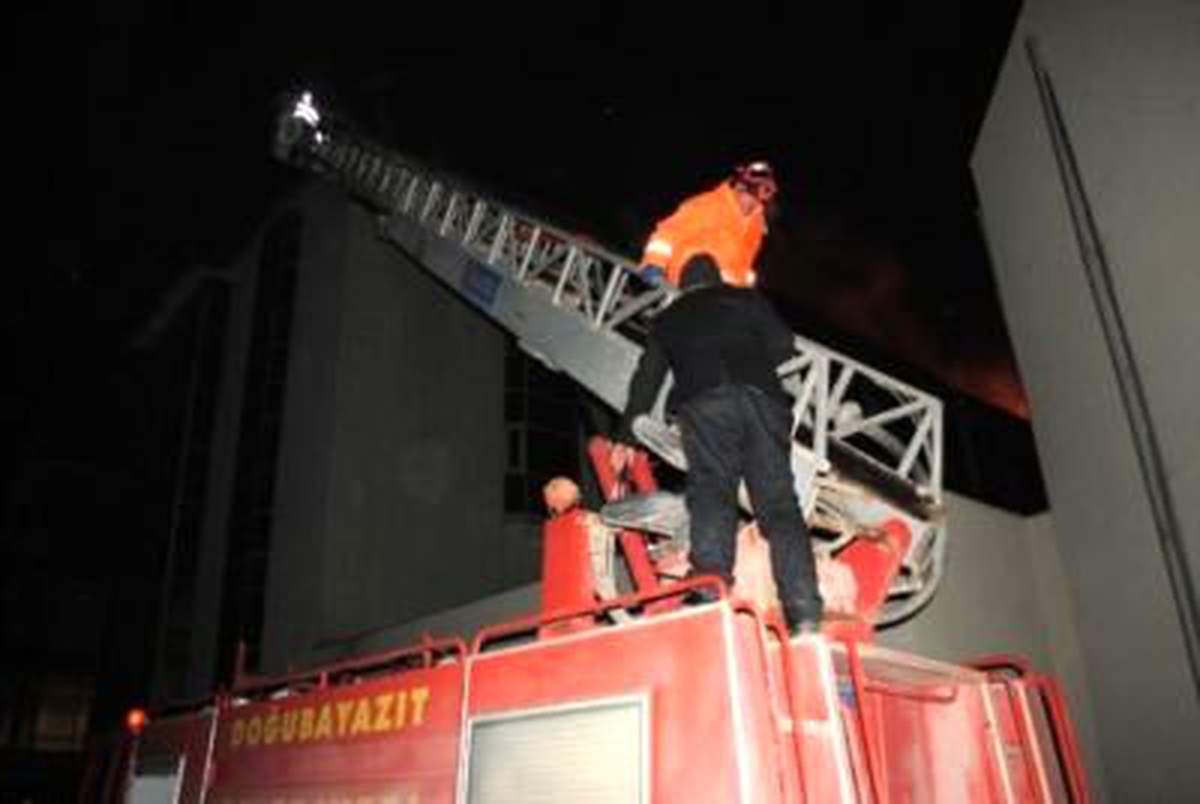 Doğubayazıt\'taki Yangın Kontrol Altına Alındı
